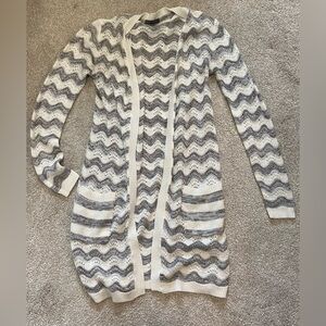 Suzy Shier Grey and White Wave Pattern Cardigan